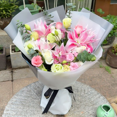 海口9朵玫瑰混搭百合，爱恋纯真无邪
